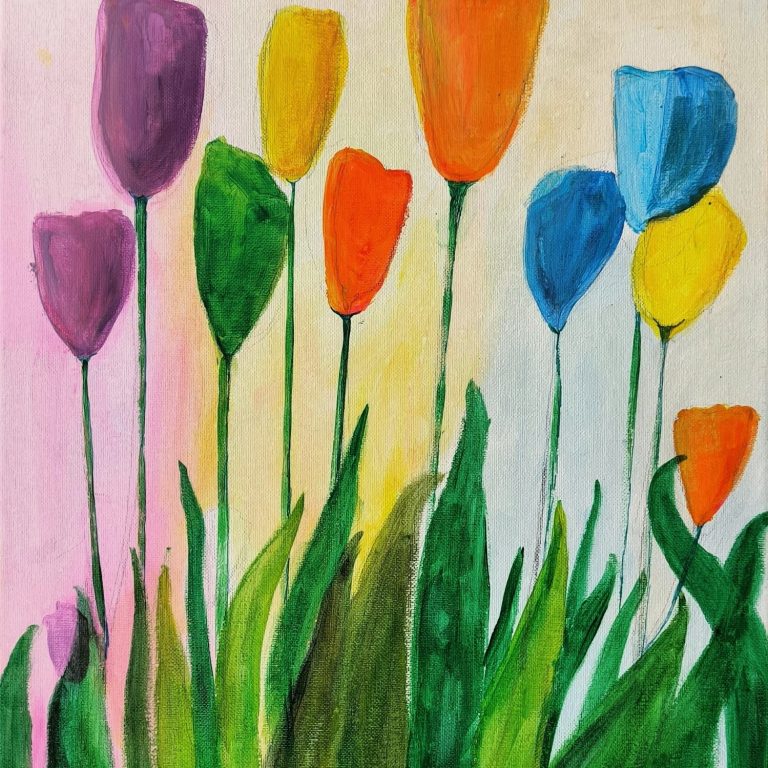 Fröhliche Tulpen in leuchtenden Farben stehen in einer einfachen, harmonischen Stillleben-Komposition.