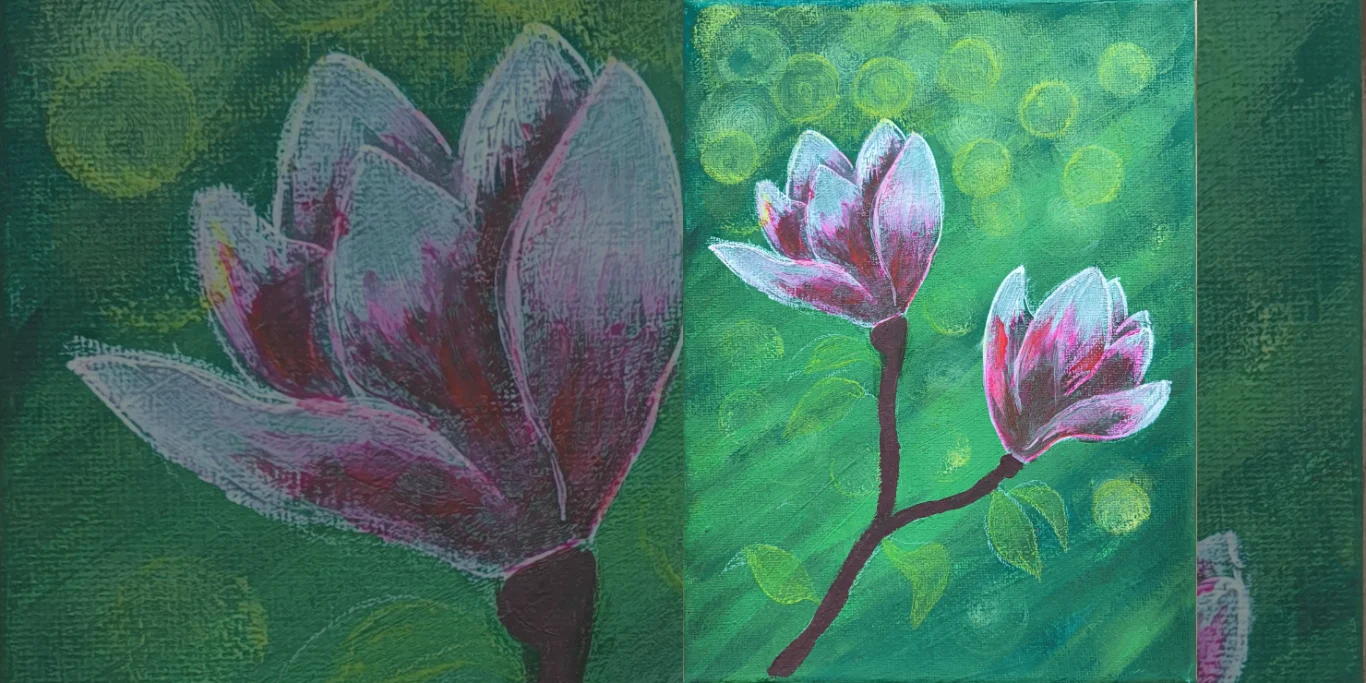 Magnolien, 2026. Acryl auf Leinwand, 23x18 cm. Zarte Magnolienblüten vor einem farbenfrohen Hintergrund mit weichen, verschwommenen Farbflecken.