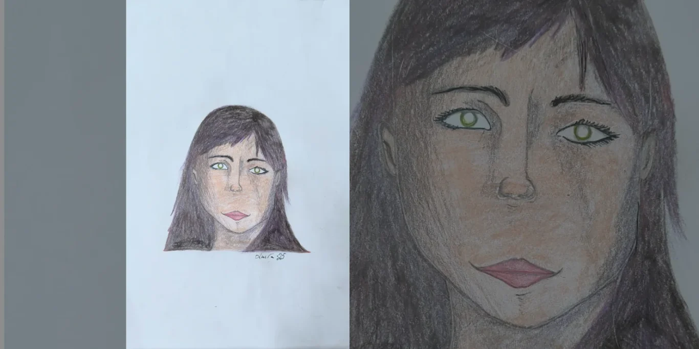 Still betrachtet, 2025. Buntstift auf Papier, 30x20 cm. Ein ruhiges Selbstporträt mit langem dunklem Haar, grün-gelben Augen und direktem Blick vor hellem Hintergrund.