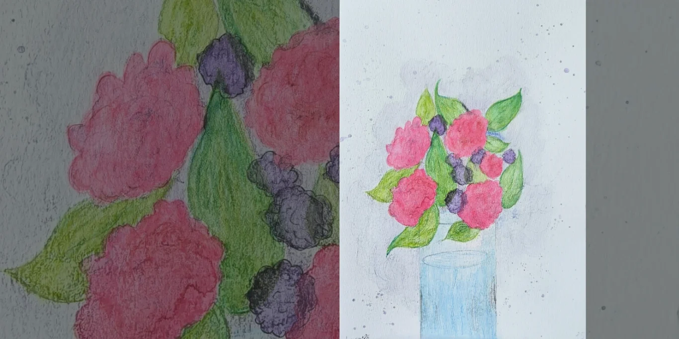Hortensienstrauß, 2026. Aquarell auf Papier, 30x20 cm. Ein farbenfroher Hortensienstrauß in einem Glas mit Brombeeren und dicht gemalten grünen Blättern.
